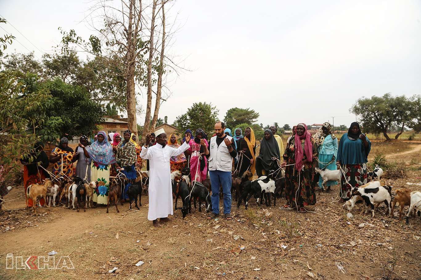 European Yetim Eli distributes milk goats, food parcels to poor families in Africa